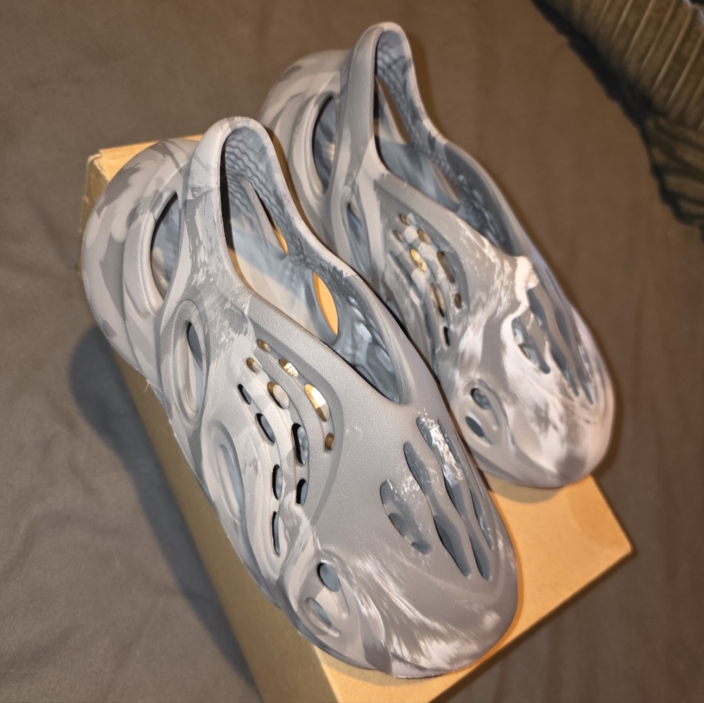 Yeezy Foam Runner Gray Marble Slip-On Kids Shoes - Picture 3 of 7